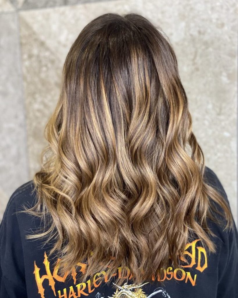 Cabello con ondas y mechas