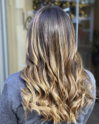 Mechas rubias con ondas