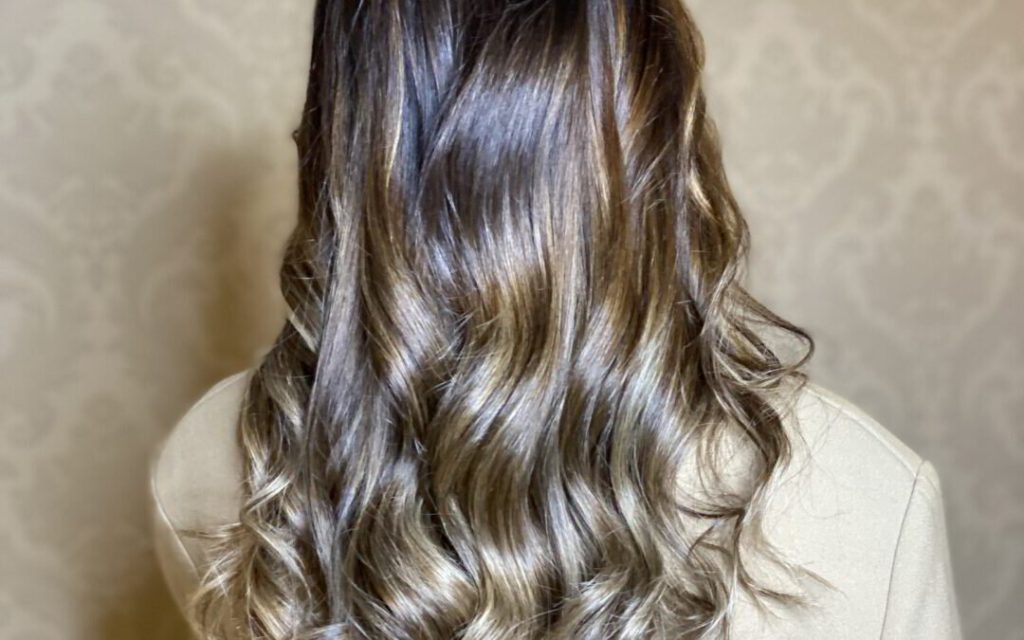 Pelo castaño con ondas