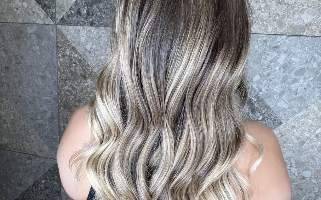 Melena morena con mechas rubias