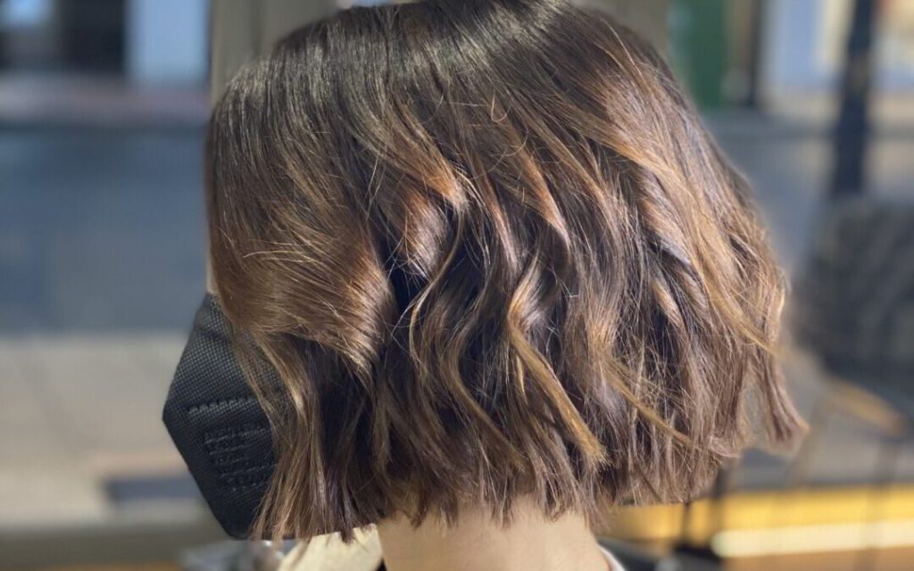 Pelo corto y castaño con ondas