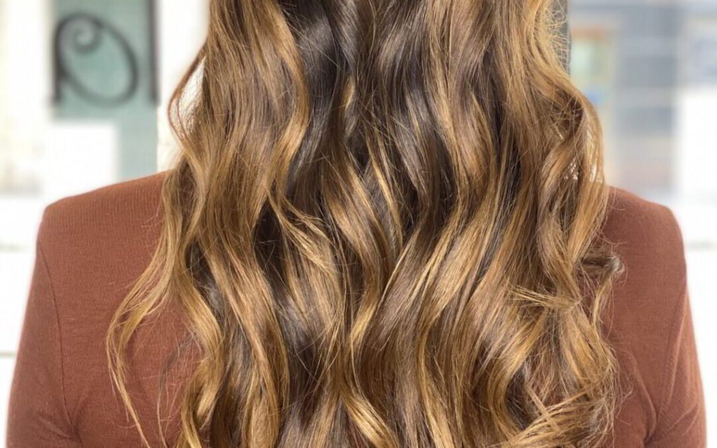 Pelo rizado con mechas