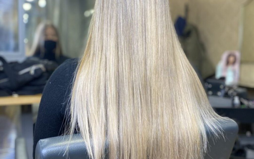 Pelo liso rubio