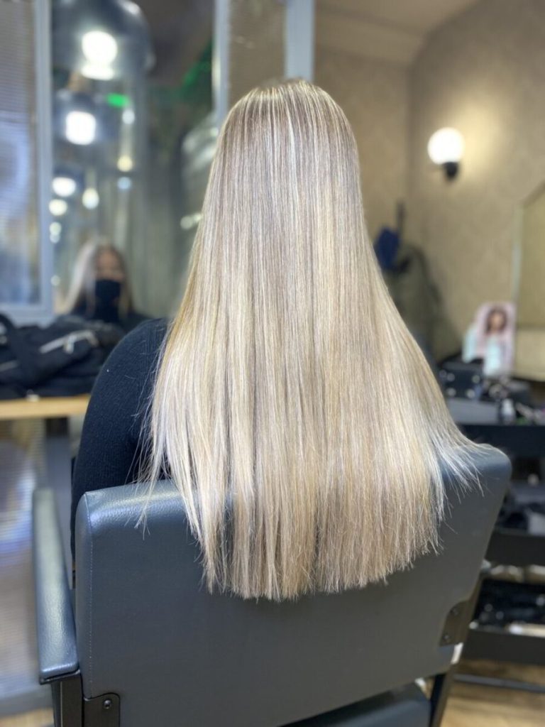 Pelo liso rubio