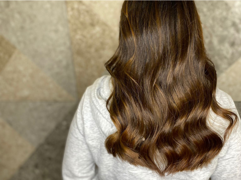 Cabello castaño con ondas