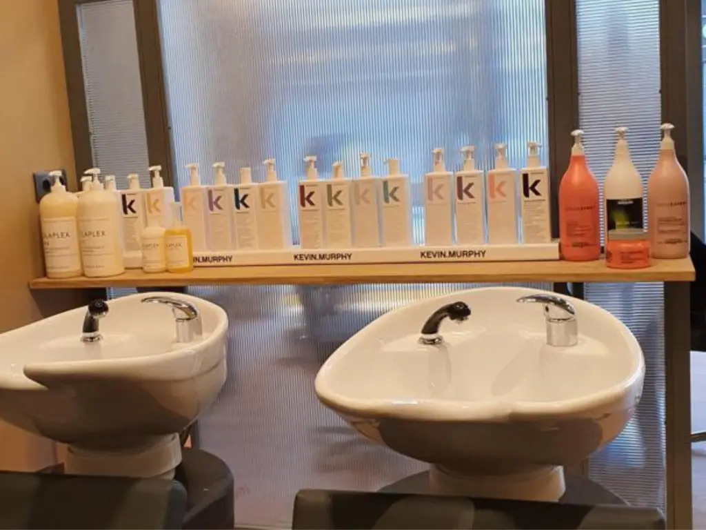 Lavacabezas de peluquería con productos Kevin Murphy