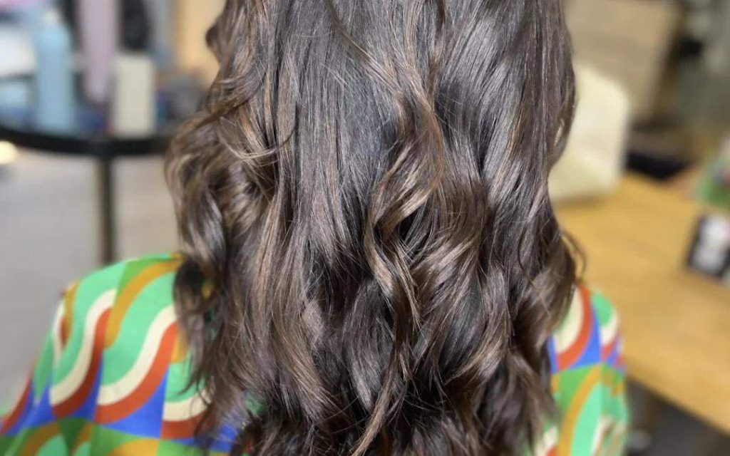 Pelo castaño con ondas