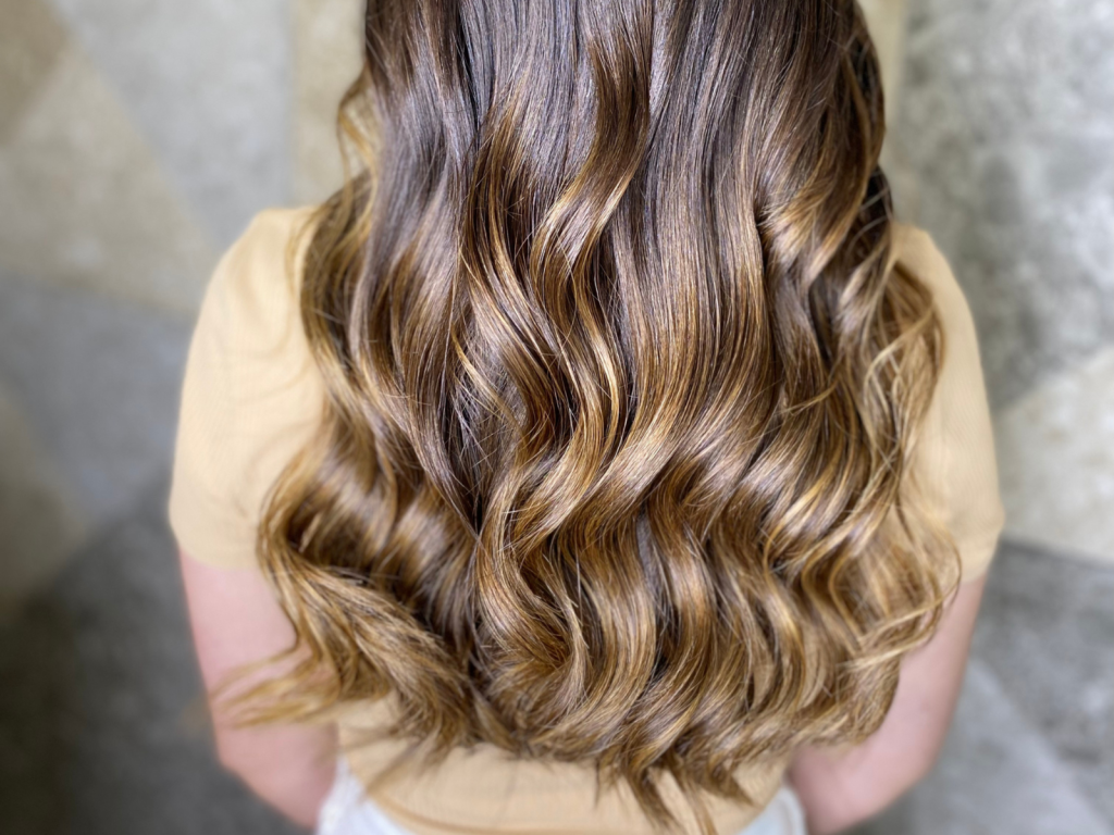 Pelo castaño con mechas y ondas