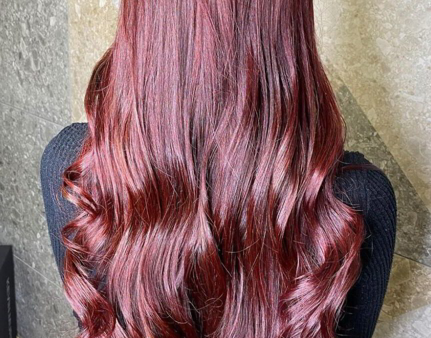 Pelo rojo cereza con ondas