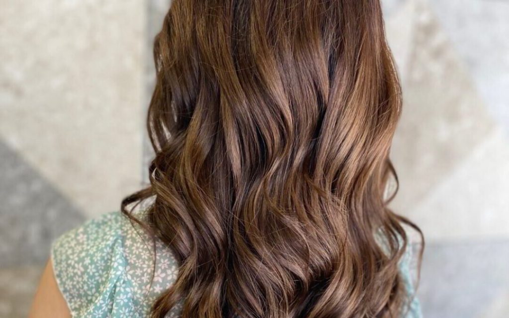 Pelo castaño con ondas