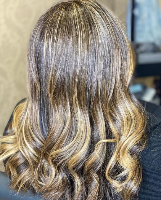 mechas rubias con ondas