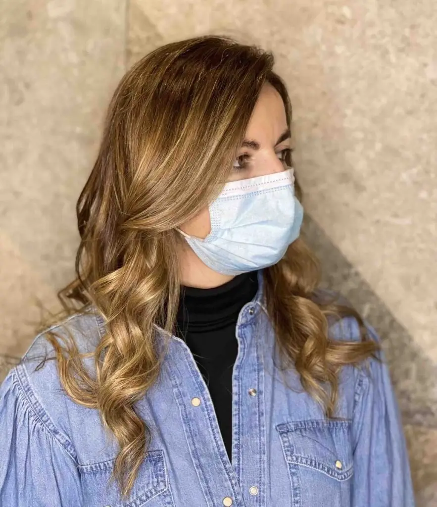 Clienta con mechas y ondas