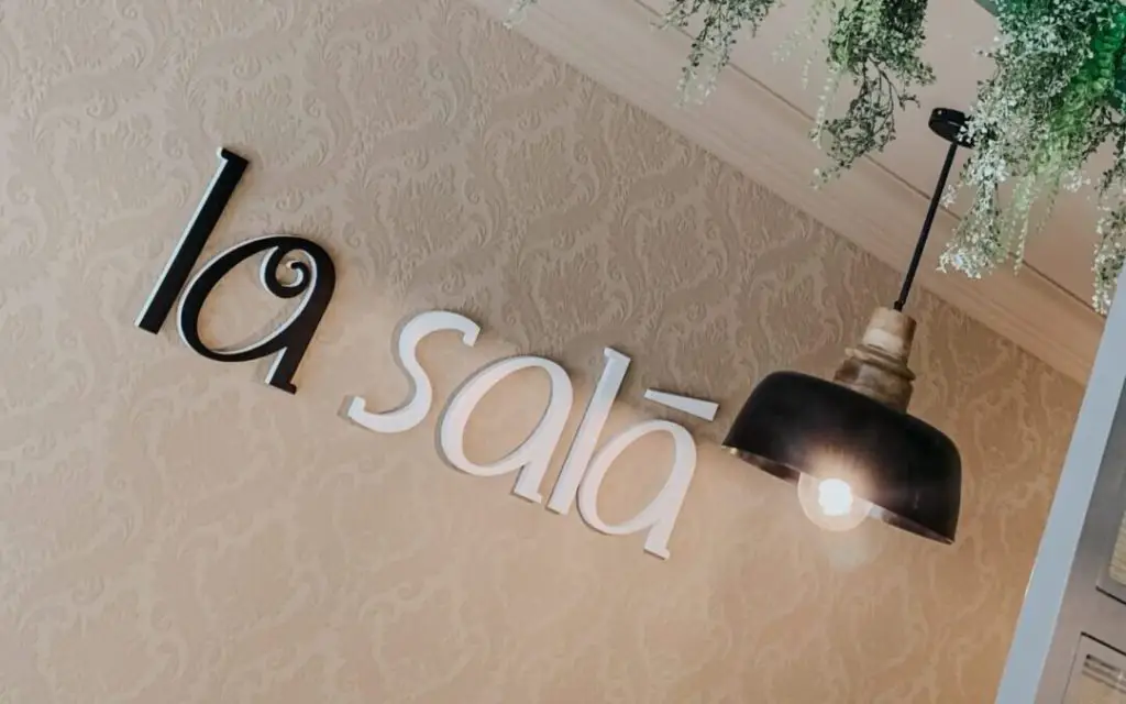 Logo La Salá en la pared del local