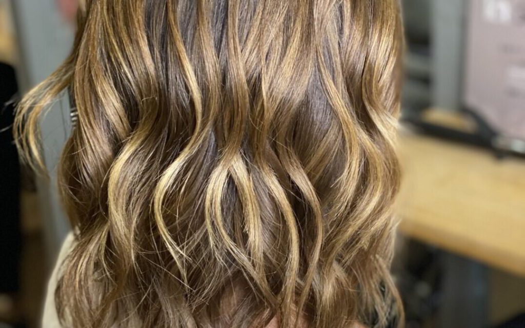 Pelo color miel con ondas