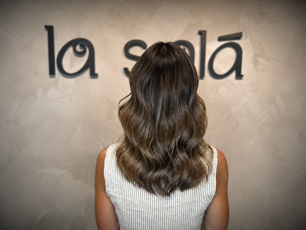 modelo con mechas caramelo